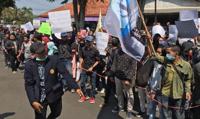 BEM se-Jember Turun ke Jalan Kritisi RUU dan BPJS Kesehatan BEM se-Jember Turun ke Jalan Kritisi RUU dan BPJS Kesehatan
