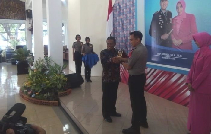 Tongkat Komando Kapolres Pacitan Resmi Berganti Tongkat Komando Kapolres Pacitan Resmi Berganti