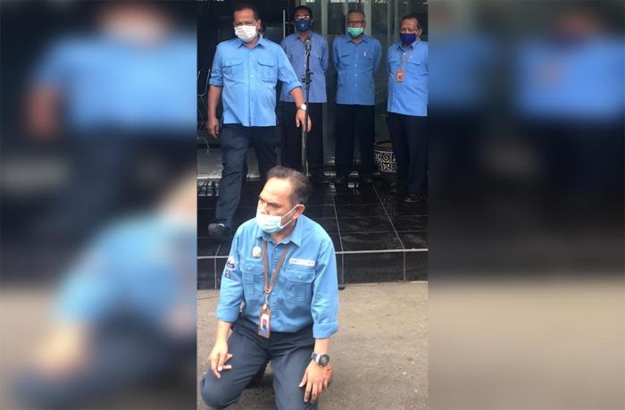 Ungkapkan Kekecewaan, Dirut PDAM Jember Sujud di Depan para Karyawan dan Staf, Ini Alasannya