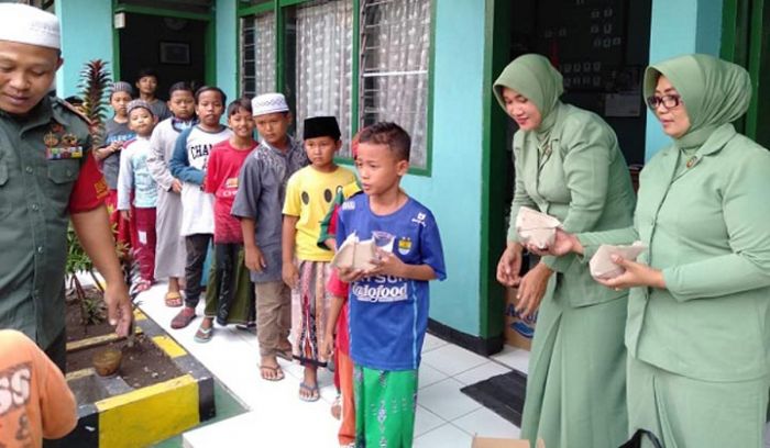 Rutinitas Hari Jumat, Koramil Pabean Cantikan Bagi-bagi Nasi Bungkus Rutinitas Hari Jumat, Koramil Pabean Cantikan Bagi-bagi Nasi Bungkus