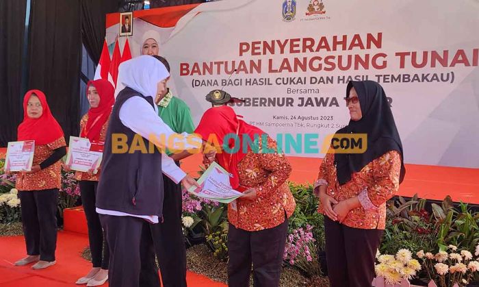 Gubernur Khofifah Serahkan BLT DBHCT ke 5.030 Buruh Pabrik Rokok di Jawa Timur