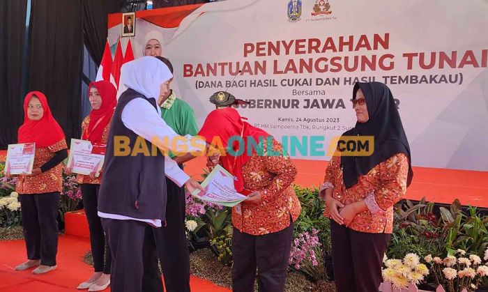 Gubernur Khofifah Serahkan BLT DBHCT ke 5.030 Buruh Pabrik Rokok di Jawa Timur Gubernur Khofifah Serahkan BLT DBHCT ke 5.030 Buruh Pabrik Rokok di Jawa Timur