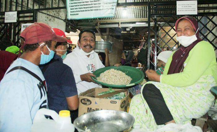 Sapa Pedagang Pasar Tambak, Qosim-Alif Disambut Antusias Sapa Pedagang Pasar Tambak, Qosim-Alif Disambut Antusias
