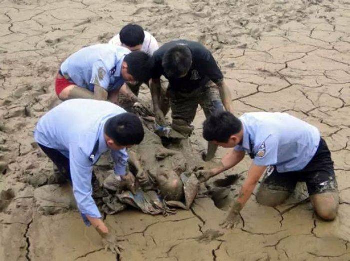 Semalaman, Kakek Renta Terjebak di Dasar Lumpur