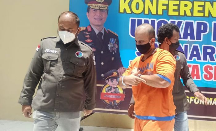 ​Asyik Isap Tembakau Sinte, WNA Asal Yordania Diringkus Satreskoba Polresta Sidoarjo