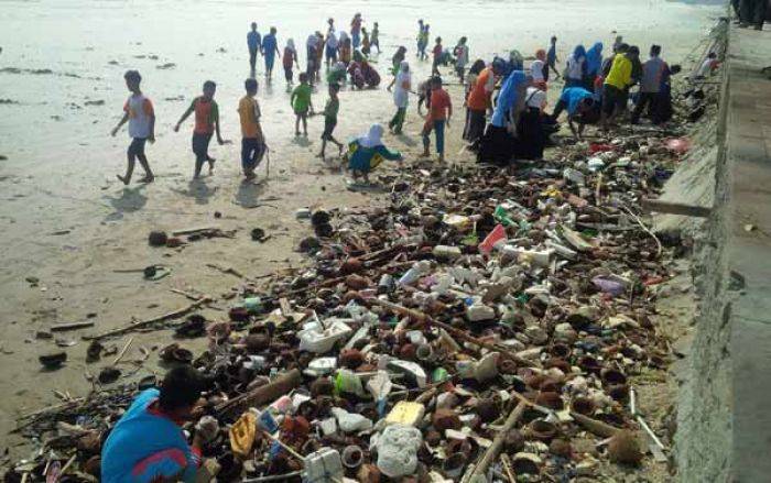 Peduli Lingkungan, Puluhan Anak Yatim di Tuban Bersihkan Sampah dari Pantai Utara Peduli Lingkungan, Puluhan Anak Yatim di Tuban Bersihkan Sampah dari Pantai Utara