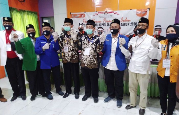 Bawa Massa Lebih Banyak daripada Kartika dan Suhandoyo, Yuhronur-Rouf Daftar ke KPU Bawa Massa Lebih Banyak daripada Kartika dan Suhandoyo, Yuhronur-Rouf Daftar ke KPU