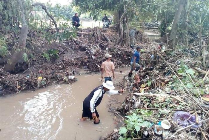 Antisipasi Banjir, Saluran Irigasi di Wilayah Kraton Dibersihkan dari Sampah dan Lumpur Antisipasi Banjir, Saluran Irigasi di Wilayah Kraton Dibersihkan dari Sampah dan Lumpur
