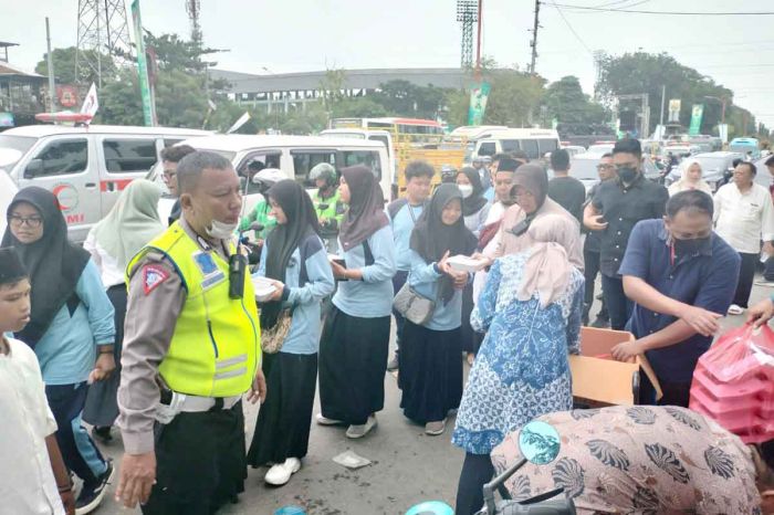 Peduli Jemaah Harlah Satu Abad NU, Anggota Polresta Sidoarjo Bagikan Makanan dan Minuman Peduli Jemaah Harlah Satu Abad NU, Anggota Polresta Sidoarjo Bagikan Makanan dan Minuman