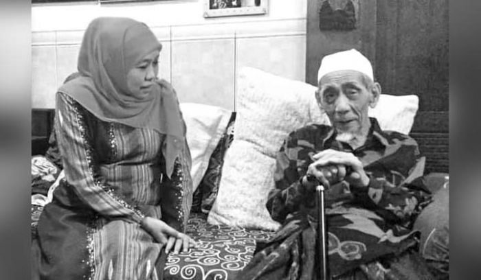 Mbah Moen Wafat, Khofifah Sampaikan Duka Cita Mendalam Mbah Moen Wafat, Khofifah Sampaikan Duka Cita Mendalam