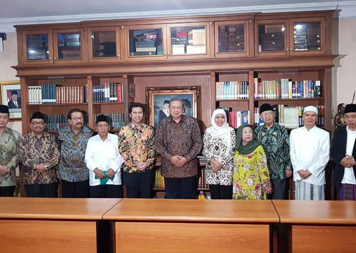 Rekom Demokrat Turun, Khofifah Bersama Kiai Malam Ini Temui Semua Pimpinan Partai Pengusung Rekom Demokrat Turun, Khofifah Bersama Kiai Malam Ini Temui Semua Pimpinan Partai Pengusung