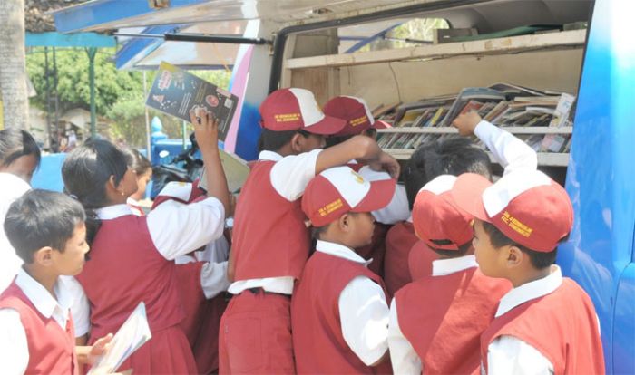 Tumbuhkan Minat Baca Anak, Satgas TMMD Hadirkan Mobil Pintar Dispusip Tumbuhkan Minat Baca Anak, Satgas TMMD Hadirkan Mobil Pintar Dispusip