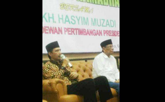 Tausiyah Ramadan di PT Garam, KH Hasyim Muzadi Cerita Humor dengan Pastur Tausiyah Ramadan di PT Garam, KH Hasyim Muzadi Cerita Humor dengan Pastur