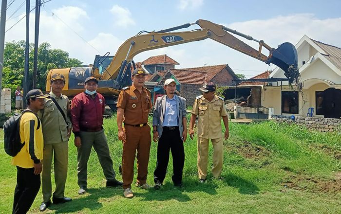 Cegah Banjir, Dinas SDACKTR Pasuruan dan Koramil 0819/20 Gempol Normalisasi Anak Sungai Wrati