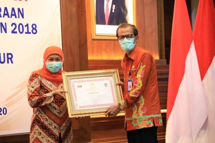 Serahkan Penghargaan Capaian LPPD 38 Kepala Daerah, Khofifah: Indeks Tinggi karena Komitmen Sinergi Serahkan Penghargaan Capaian LPPD 38 Kepala Daerah, Khofifah: Indeks Tinggi karena Komitmen Sinergi