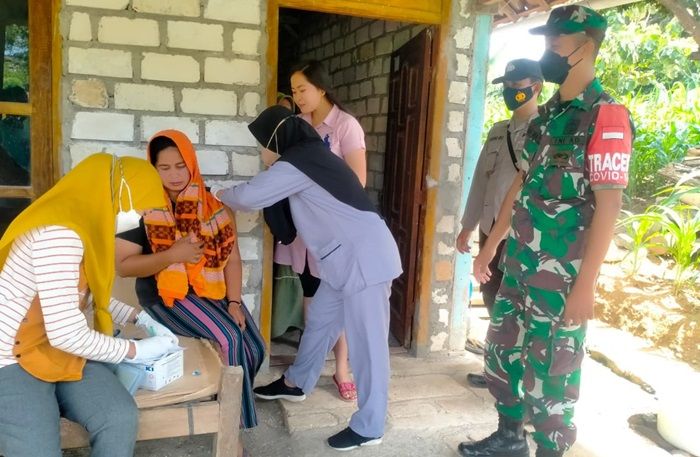 Kejar Target PPKM Level 1, Satgas Covid-19 Tuban Gelar Vaksinasi hingga ke Pelosok Desa Kejar Target PPKM Level 1, Satgas Covid-19 Tuban Gelar Vaksinasi hingga ke Pelosok Desa