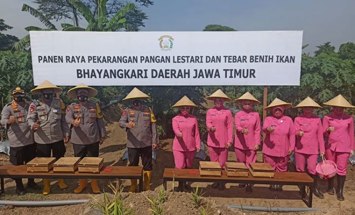 Kapolda Jatim Resmikan Pos Penjagaan Mako Sat Brimob dan Tebar Benih Ikan Kapolda Jatim Resmikan Pos Penjagaan Mako Sat Brimob dan Tebar Benih Ikan