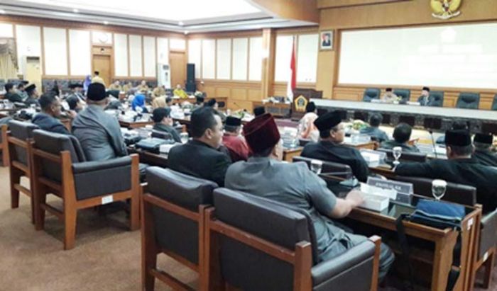 DPRD Gresik Gelar Paripurna, Pimpinan Fraksi Didominasi Wajah Baru DPRD Gresik Gelar Paripurna, Pimpinan Fraksi Didominasi Wajah Baru