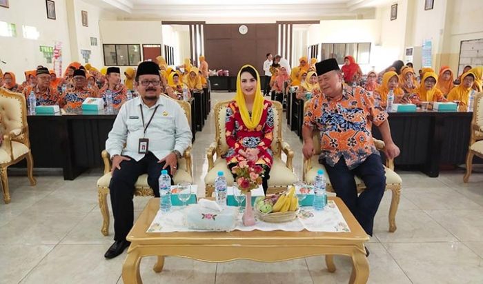 Hadiri Hari Ibu PWRI Jatim 2019, Arumi Apresiasi Peran para Pensiun PNS Hadiri Hari Ibu PWRI Jatim 2019, Arumi Apresiasi Peran para Pensiun PNS