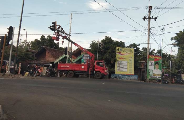 Menguak Dugaan Pengondisian Lelang Proyek Traffic Light, Diduga Ada Peran Putra & Kerabat Wali Kota Menguak Dugaan Pengondisian Lelang Proyek Traffic Light, Diduga Ada Peran Putra & Kerabat Wali Kota