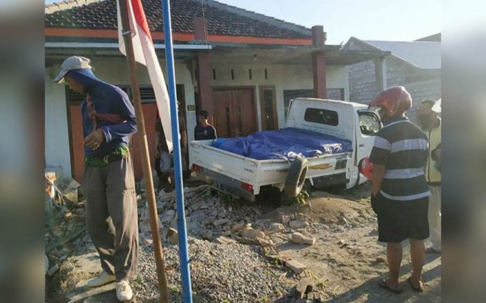 Kecelakaan di Jalan Raya Ponorogo-Wonogiri, Pikap Muat Arak Tabrak Pengendara Motor dan 2 Rumah