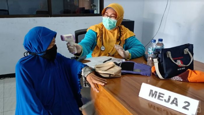 Nenek Usia 79 Tahun di Kediri Semangat Jalani Vaksinasi, Ini Alasannya Nenek Usia 79 Tahun di Kediri Semangat Jalani Vaksinasi, Ini Alasannya