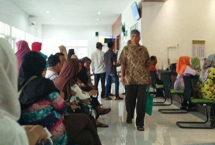 Butuh Waktu 12 Jam Berobat di RSUD Pacitan Butuh Waktu 12 Jam Berobat di RSUD Pacitan