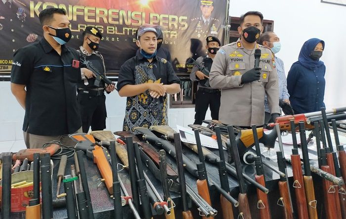 Gerebek Industri Rumahan Senapan Angin Ilegal di Blitar, Polisi Amankan 135 Pucuk Gerebek Industri Rumahan Senapan Angin Ilegal di Blitar, Polisi Amankan 135 Pucuk