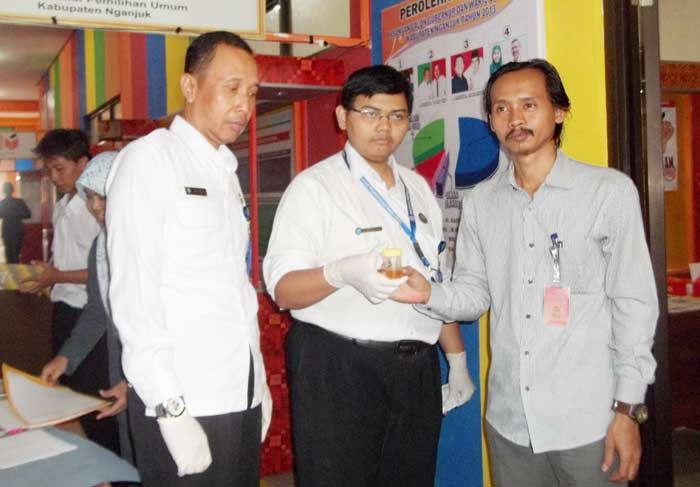 Komisioner dan Pegawai KPU Nganjuk Dites Urin oleh BNNK Komisioner dan Pegawai KPU Nganjuk Dites Urin oleh BNNK