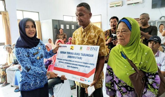 Wali Kota Mojokerto Serahkan Buku Tabungan untuk Penerima Bantuan BSPS Wali Kota Mojokerto Serahkan Buku Tabungan untuk Penerima Bantuan BSPS
