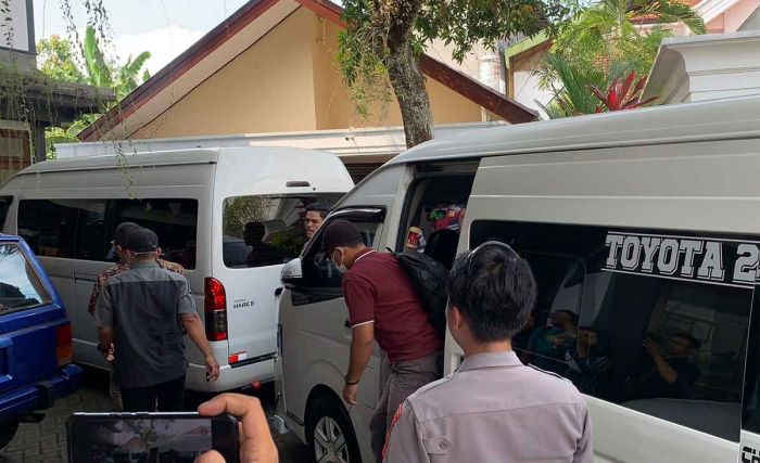 KPK Geledah Kantor Kontraktor di Jember KPK Geledah Kantor Kontraktor di Jember