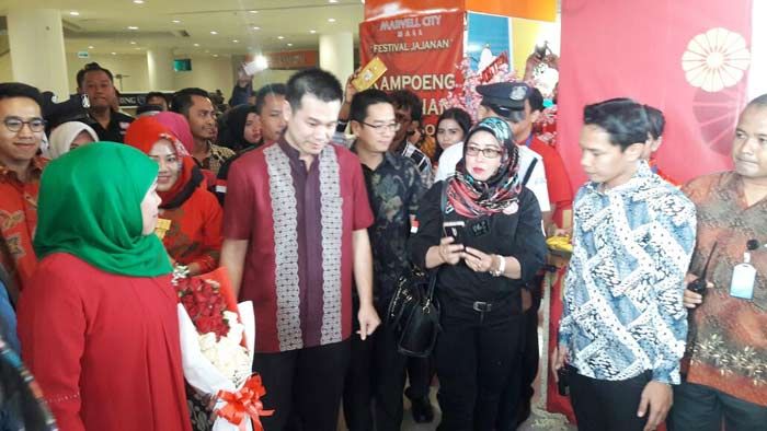 Khofifah Akui Sejak Dulu Akrab dengan Warga Tionghoa Khofifah Akui Sejak Dulu Akrab dengan Warga Tionghoa