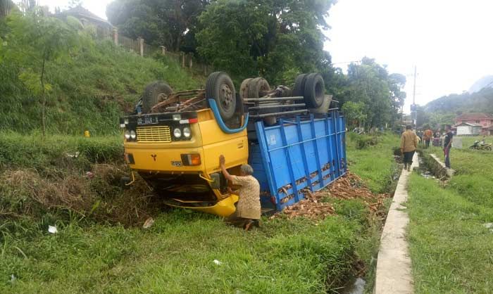 Truk Singkong Terbalik di Pujon, Penumpang Selamat Truk Singkong Terbalik di Pujon, Penumpang Selamat