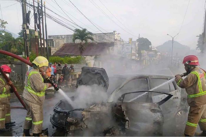 Diduga Mengantuk, Mobil di Malang Tabrak Jembatan dan Terbakar