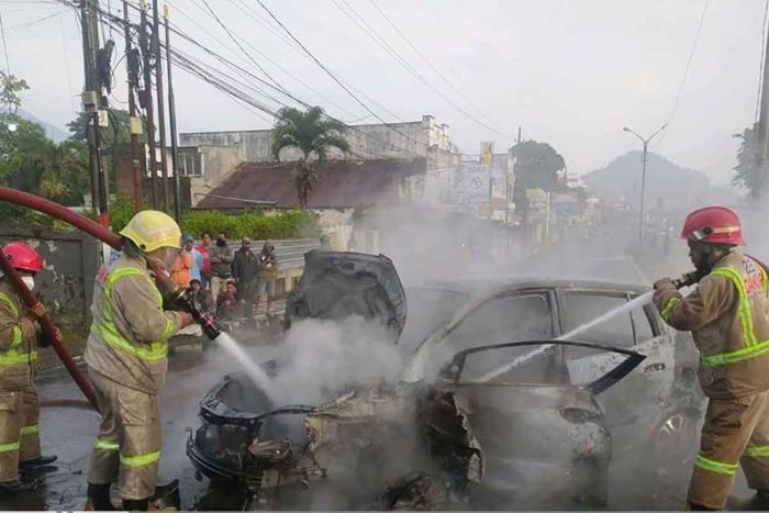 Diduga Mengantuk, Mobil di Malang Tabrak Jembatan dan Terbakar Diduga Mengantuk, Mobil di Malang Tabrak Jembatan dan Terbakar