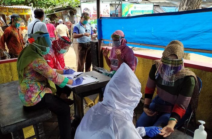 40 Pedagang Pasar Basah Trenggalek di-Rapid Test, Seluruhnya Nonreaktif 40 Pedagang Pasar Basah Trenggalek di-Rapid Test, Seluruhnya Nonreaktif