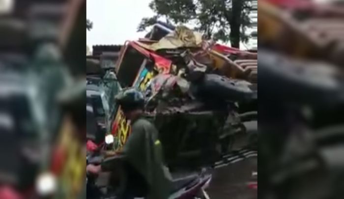 Terlibat Kecelakaan Karambol di Brebes, Minibus Tertindih Badan Truk Hingga Ringsek Terlibat Kecelakaan Karambol di Brebes, Minibus Tertindih Badan Truk Hingga Ringsek