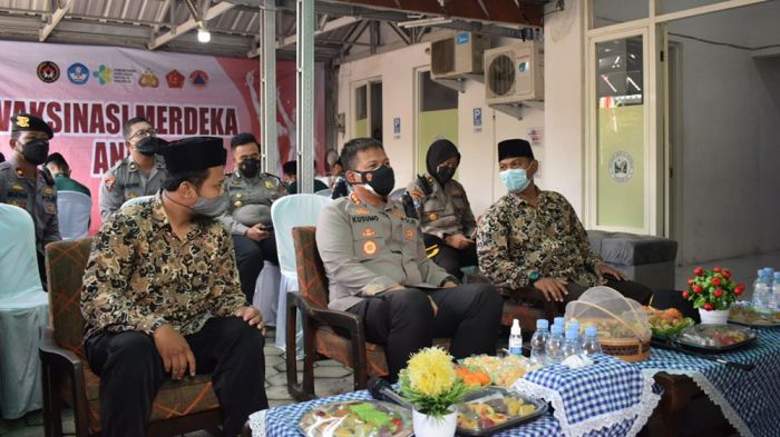 Kapolresta Sidoarjo Ikuti Zoom Meeting dan Tinjau Vaksinasi Covid-19 di Yayasan Ibad Al Rahman Kapolresta Sidoarjo Ikuti Zoom Meeting dan Tinjau Vaksinasi Covid-19 di Yayasan Ibad Al Rahman