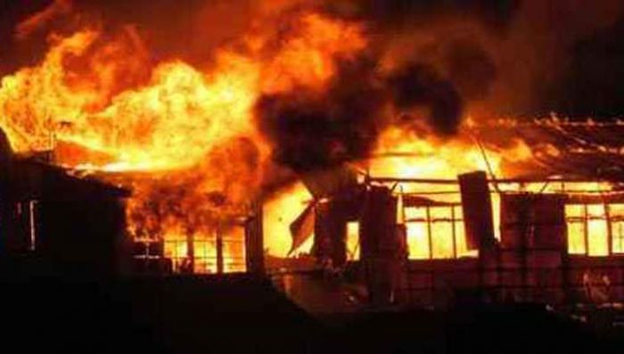 Korsleting Listrik, 4 Rumah di Jember Terbakar, Satu Sapi Terpanggang Korsleting Listrik, 4 Rumah di Jember Terbakar, Satu Sapi Terpanggang