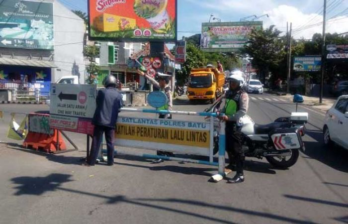 Urai Kemacetan saat Weekend, Polres Batu Terapkan One Way di Tiga Titik Urai Kemacetan saat Weekend, Polres Batu Terapkan One Way di Tiga Titik