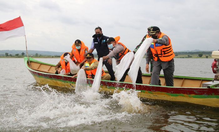 Wujudkan Perikanan Tangguh Lamongan 2021, Bupati Fadeli Tebar 90 Ribu Benih Ikan di Waduk Prijetan Wujudkan Perikanan Tangguh Lamongan 2021, Bupati Fadeli Tebar 90 Ribu Benih Ikan di Waduk Prijetan