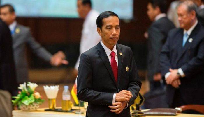 Jokowi Dianggap "Memukul Pakai Tangan Orang Lain" Jokowi Dianggap "Memukul Pakai Tangan Orang Lain"