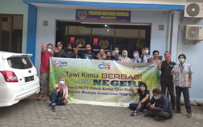 Berbagi untuk Negeri, Tjiwi Kimia dan PWI Mojokerto Salurkan Paket Sembako ke Anak Yatim dan Duafa Berbagi untuk Negeri, Tjiwi Kimia dan PWI Mojokerto Salurkan Paket Sembako ke Anak Yatim dan Duafa