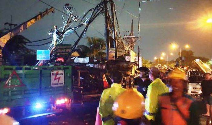 Kapolresta Sidoarjo Pimpin Langsung Penanganan Pohon dan Tiang Listrik Tumbang di Krian Kapolresta Sidoarjo Pimpin Langsung Penanganan Pohon dan Tiang Listrik Tumbang di Krian