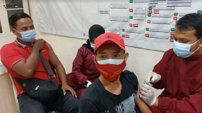 Percepat Herd Immunity, Polres Pamekasan Jemput Bola, Vaksin Pekerja PT Gudang Garam Percepat Herd Immunity, Polres Pamekasan Jemput Bola, Vaksin Pekerja PT Gudang Garam