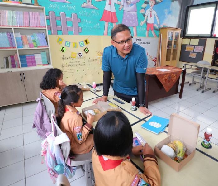 Pj Wali Kota Batu Tinjau Program Makan Siang dan Susu Gratis di SDN Bumiaji 02 Pj Wali Kota Batu Tinjau Program Makan Siang dan Susu Gratis di SDN Bumiaji 02