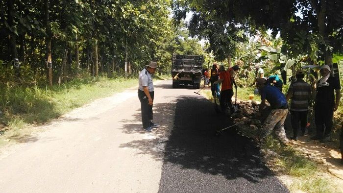 ​DPUPR Tuban Akhirnya Perbaiki Jalan di Kerek