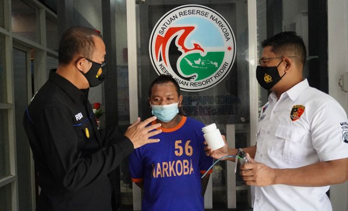 Edarkan Sabu dan Ratusan Ribu Pil Dobel L, Pemuda Asal Madiun Ditangkap Polres Kediri Edarkan Sabu dan Ratusan Ribu Pil Dobel L, Pemuda Asal Madiun Ditangkap Polres Kediri