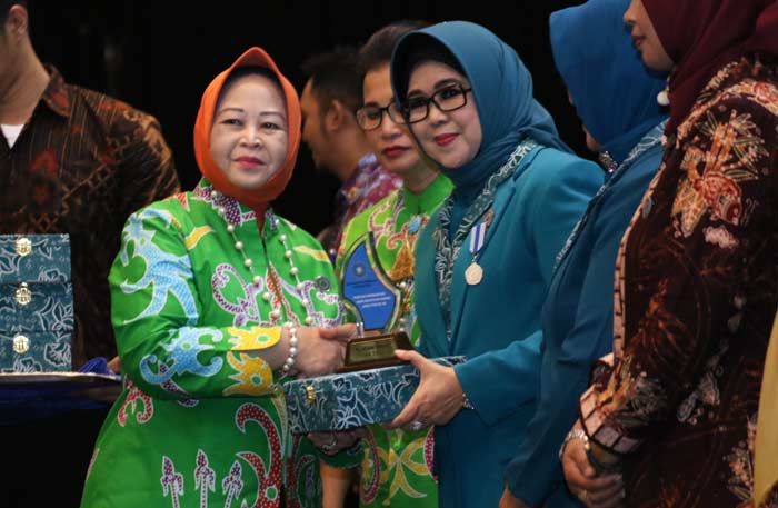 Bude Karwo Raih Lima Penghargaan Sekaligus dari PKK Pusat Bude Karwo Raih Lima Penghargaan Sekaligus dari PKK Pusat