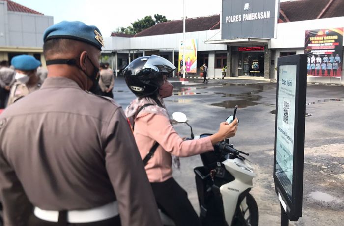 Masuk Polres Pamekasan Wajib Gunakan PeduliLindungi Masuk Polres Pamekasan Wajib Gunakan PeduliLindungi